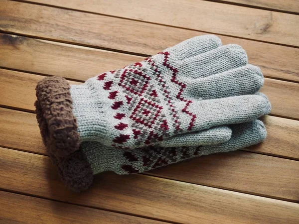 Trä Bakgrund Och Vinter Handskar — Stockfoto