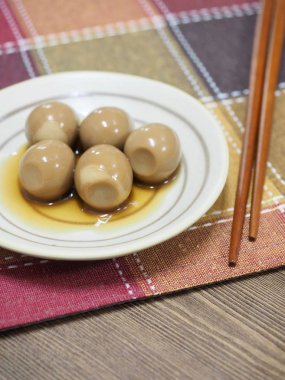 Asya gıda soya sosu kızarmış bıldırcın yumurtası