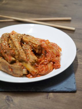 Kore yemeği tavada kızartılmış domuz geri kaburga kimchi
