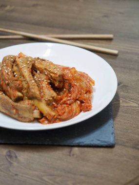 Kore yemeği tavada kızartılmış domuz geri kaburga kimchi