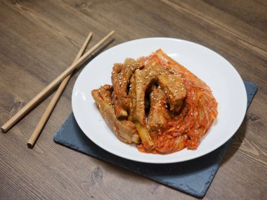 Kore yemeği tavada kızartılmış domuz geri kaburga kimchi