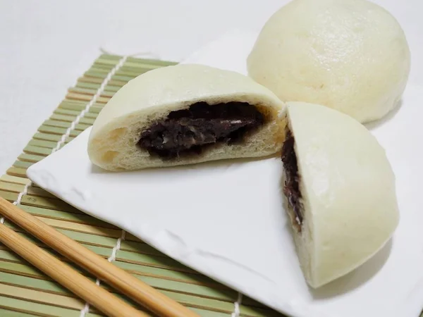 Asiatisches Essen Gedämpftes Brötchen Gedämpftes Brötchen Mit Roter Bohnenpastefüllung — Stockfoto