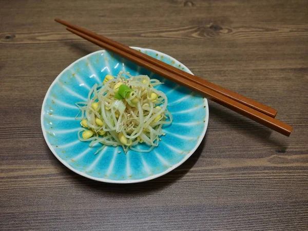 韩国菜调味豆芽 豆芽拌匀 — 图库照片