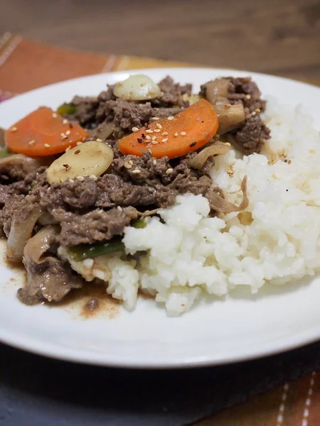 Asiatisches Essen Bulgogi Mit Reis Eine Schüssel Reis Garniert Mit — Stockfoto