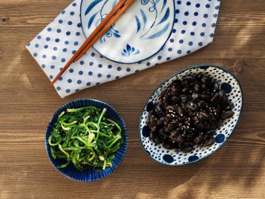 Kore yan yemekler terbiyeli ıspanak ve Simmeredbeansoysauce