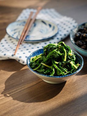 Kore yan yemekler terbiyeli ıspanak ve Simmeredbeansoysauce