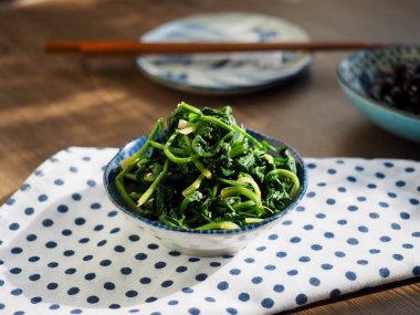 Kore yan yemekler terbiyeli ıspanak ve Simmeredbeansoysauce