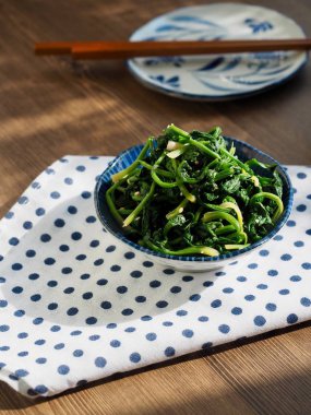 Kore yan yemekler terbiyeli ıspanak ve Simmeredbeansoysauce