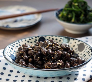 Kore yan yemekler terbiyeli ıspanak ve Simmeredbeansoysauce