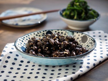 Kore yan yemekler terbiyeli ıspanak ve Simmeredbeansoysauce