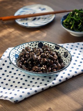 Kore yan yemekler terbiyeli ıspanak ve Simmeredbeansoysauce
