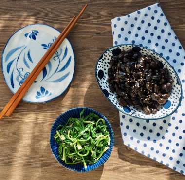 Kore yan yemekler terbiyeli ıspanak ve Simmeredbeansoysauce