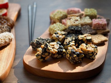 Kore geleneksel tatlılar ve aşçı, Yaksik, Gangjeong, kabarık pirinç, şeker, yugwa