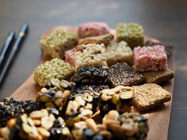 Kore geleneksel tatlılar ve aşçı, Yaksik, Gangjeong, kabarık pirinç, şeker, yugwa