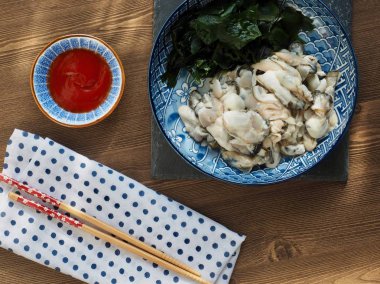 taze çiğ istiridye ve deniz yosunu