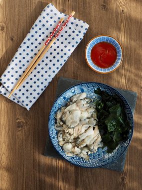 taze çiğ istiridye ve deniz yosunu