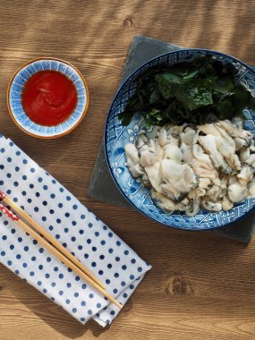 taze çiğ istiridye ve deniz yosunu