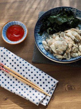 taze çiğ istiridye ve deniz yosunu