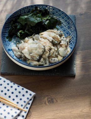 taze çiğ istiridye ve deniz yosunu