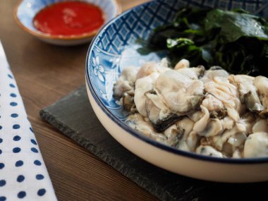 taze çiğ istiridye ve deniz yosunu