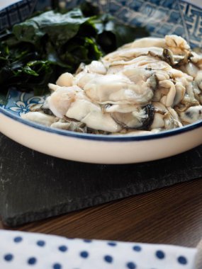 taze çiğ istiridye ve deniz yosunu