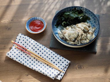 taze çiğ istiridye ve deniz yosunu