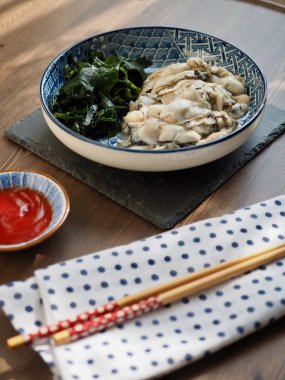 taze çiğ istiridye ve deniz yosunu