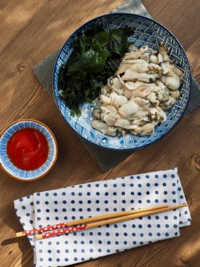 taze çiğ istiridye ve deniz yosunu