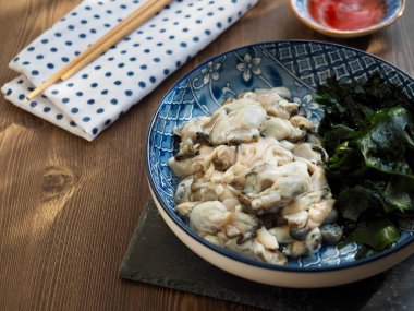 taze çiğ istiridye ve deniz yosunu