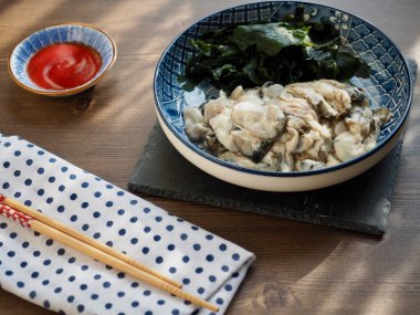 taze çiğ istiridye ve deniz yosunu