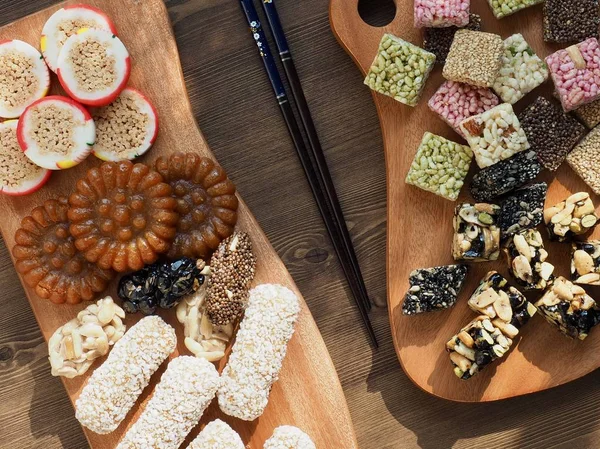 Kore geleneksel tatlılar ve aşçı, Yaksik, Gangjeong, kabarık pirinç, şeker, yugwa