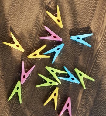 Sarı, mavi, pembe, yeşil renk giysiler peg