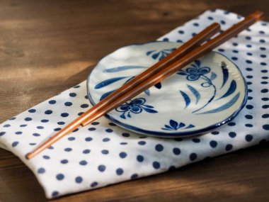 Porselen Kase ve yemek çubukları
