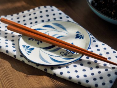 Porselen Kase ve yemek çubukları
