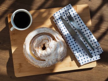 Pasta ekmek ve çatal ve kahve