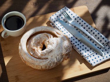 Pasta ekmek ve çatal ve kahve