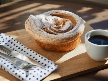 Pasta ekmek ve çatal ve kahve