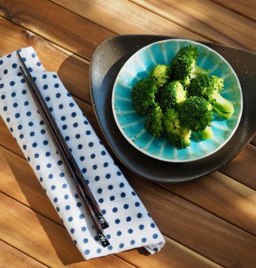 Haşlanmış brokoli ve chopsticks su