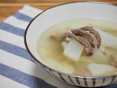 Kore yemeği et turp çorbası