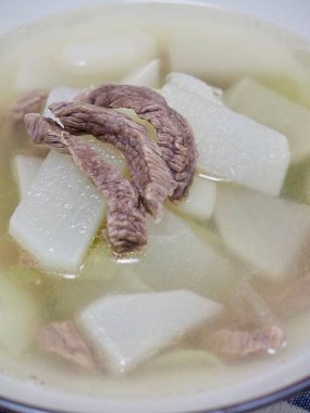 Kore yemeği et turp çorbası