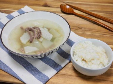 Kore yemeği et turp çorbası