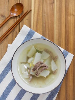 Kore yemeği et turp çorbası