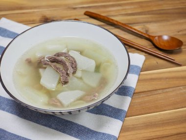 Kore yemeği et turp çorbası