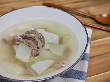 Kore yemeği et turp çorbası