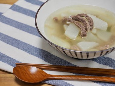 Kore yemeği et turp çorbası