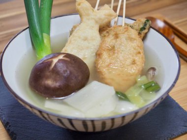 Asya yemeği Balık güveci, eomuk tang