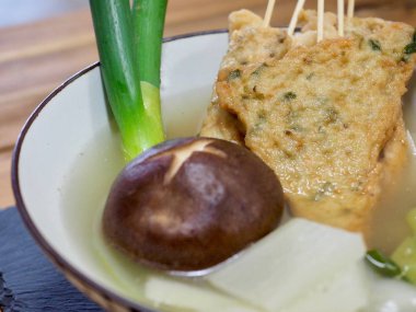 Asya yemeği Balık güveci, eomuk tang