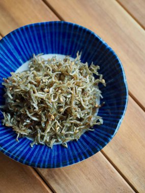 Kore yemeği tavada kızartılmış hamsi