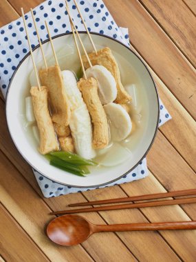 Asya yemeği Balık güveci, eomuk tang