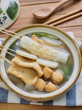 Asya yemeği Balık güveci, eomuk tang